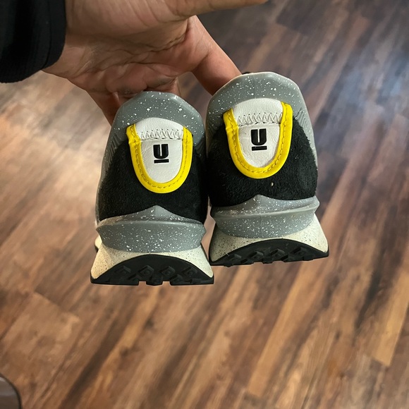 Nikes - Picture 2 of 4